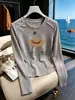 Elegante camiseta de manga larga ajustada para mujer, nuevo modelo otoño 2026, simple y chic, versátil, color albaricoque, top de algodón puro