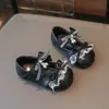Sapatos de Salto Único Baby Lolita 2026 Nova Coleção Primavera e Outono Meninas Laço Pérola Princesa Sapatos de Salto Único Acabamento em Renda Sapatos de Couro