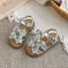 Sandalias de moda para niñas estilo coreano 2026 nuevo modelo versátil suela blanda ligeras lazo Velcro Lolita zapatos de playa