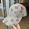 Gorra de béisbol nueva de ala dura con estampado de rosas, ala grande que hace que la cara se vea más pequeña, moderna para ir de compras y protección solar