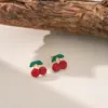 Estilo Nuevo de Verano Tendencia Japonesa y Coreana Pendientes Colgantes de Cereza Roja Collar para Mujer, Cadena para Clavícula de Acero de Titanio de Lujo Ligero Accesorios al por Mayor