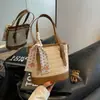 Bolso de Mano de Paja Tejida de Color Contrastante de Nicho de Verano para Mujer 2025 Nuevo Popular Versátil Bolso Cruzado de Hombro con Bufanda de Seda Simple