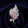 Joyería de Lujo Ligero Broche de Hoja con Perla de Agua Dulce Zirconia Incrustada de Alta Gama Accesorios Elegantes para Traje Cena Ramillete
