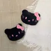 Muñeca de Gato hellokitty de Cuero Negro de Felpa de Dibujos Animados Broche Gatito Bufanda Calcetines Pantuflas Sombrero Colgante de Ropa