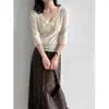 Blusa Feminina Patchwork de Renda com Veludo, Decote V, Manga Três Quartos, Outono 2026, Camiseta Estilosa, Top Estilo Coreano 21117