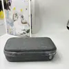 La bolsa de almacenamiento Pocket4 es una funda rígida portátil, impermeable y a prueba de golpes adecuada para el almacenamiento y la protección de DJI Pocket3.