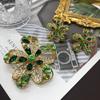 Accesorios de corte vintage broche verde chapado en oro incrustado con diamantes de imitación alfiler para ramillete de flores mismo estilo aretes de traje