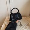 Bolso Cruzado de Mujer 2025 Verano Nuevo Color Sólido Correa de Cordón Texto Simple Distintivo Cara Brillante de Mujer de Moda con Texto