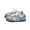 Tênis de treino retro azul leve de sola reta para mulheres, novos tênis casuais versáteis de outono de 2026, sapatos brancos estilo universitário