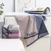 2025 Nuevo Estilo Toalla de Algodón con Letras Oscuras, Suave y Absorbente, Toalla Facial para Pareja Adulta, Toalla de Regalo para Supermercado