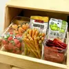 Caja organizadora para puerta lateral de refrigerador, un práctico organizador para clasificar y almacenar artículos, con recipientes interiores de grado alimenticio para mantener los alimentos frescos, diseñado específicamente para almacenamiento en la puerta lateral