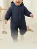 26 Nuevos mamelucos cálidos de otoño e invierno para bebé, ropa exterior acolchada y engrosada, mono de algodón con capucha