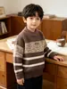 Roupas Infantis Suéteres para Meninos 2026 Outono e Inverno Novo Estilo Tricô Jacquard Listrado Infantil Gola Alta Meia Tops Atacado