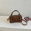 Nuevo charm para bolso, minimalista y chic, que irradia un ambiente relajado y vacacional. Perfecta para otoño e invierno, esta bolsa tote retro es una opción elegante para mujeres.