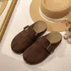 Chinelos retrô estilo Birkenstock com dedos divididos e forro de fleece, design de chinelo fechado, calçado feminino para exterior, nova coleção Outono 2026, chinelos mule de calçar fácil