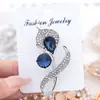 Elegante y estiloso broche con forma de hoja de caballo con brillantes pedrería, un accesorio de alta gama para trajes, perfecto para mujeres y un artículo de regalo popular