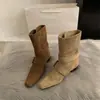 Botas curtas retrô com saltos grossos, estilo francês 2026, botas femininas de bico quadrado emagrecedoras, novo estilo outonal western