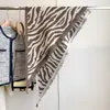 Nuevo Bufanda Triangular Gruesa Cálida con Patrón de Cebra Jacquard Urbano para Otoño e Invierno Chal para Mujer Bufanda con Borlas de Imitación Cachemir Agradable a la Piel