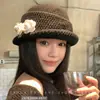 Otoño/Invierno Nuevo Estilo Ins Atmosférico Camelia 3D Sombrero Pequeño Regalo para Dama Sombrero Cubo Francés Hepburn con Ala Enrollada para Mujer