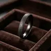 Anillo de acero de titanio mate estrellado de lujo de alta gama para mujer, moderno y versátil, anillo liso popular de nicho para parejas