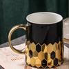 Taza de Cerámica Geométrica Dorada de Lujo Ligero de Venta Caliente Transfronteriza con Tapa y Cuchara Té Aromático Leche Regalo Acompañante Taza de Agua
