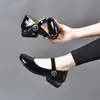 Sapatos Mary Jane de Couro Envernizado Feminino 2026 Novos Salto Baixo Salto Grosso Bico Redondo Sapatos de Salto Único para Mãe Couro Macio Tira Única Sapatos de Dança Femininos