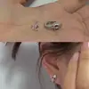 Brincos Assimétricos em Forma de Cobra Cravejados de Diamantes com Estilo de Nicho, Sensação de Alto Padrão, Design Simples e Luxuoso, Versátil e Retrô Tendência