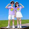 Nova Camiseta Colorida de Girassol de Sete Cores de Verão Conjunto de Atividade para Meninos e Meninas Conjunto de Duas Peças Shorts Brancos Saia Plissada