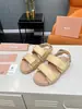 Chinelos Tecidos Miu Home para Mulheres 2025 Verão Novos Sapatilhas de Bico Redondo Sandálias com Velcro para Usar na Rua Chinelos Casuais de Praia