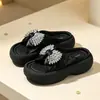 Chinelos Elegantes Femininos 2026 Verão Novo Laço com Strass Versátil Moda Casual Sapatos com Solado Grosso para Praia