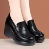Mocassins Femininos com Salto Anabela e Solado Grosso 2026 Outono Slip-On Estilo Britânico Sapatos Pequenos de Couro Solado Macio Antiderrapante Sapatos para Mãe