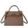 Bolsa Kelly de alta qualidade, leve e luxuosa com padrão de lichia para mulheres, uma bolsa de ombro/transversal elegante e versátil para a temporada de outono de 2026