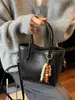 Bolso de Mano de Alta Gama Tipo Cubo para Mujer 2025 Otoño e Invierno Nuevo Bolso Tote Versátil Bolso de Hombro de Moda Bolso Cruzado Retro