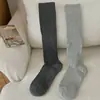 Calcetines de otoño e invierno para mujer, negros, blancos y grises, diseño simple a rayas, calcetines versátiles de media pantorrilla, tejido de punto de doble aguja de algodón, calcetines hasta la rodilla, estilo moderno