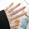 Anel Aberto com Design de Nicho Interessante Feito de Aço Inoxidável, Anel para Dedo Indicador com um Toque de Luxo Leve, Moderno e Fashion, Acessório Versátil Estilo Coreano