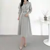 Chique coreano outono nova coleção: Vestido de botão longo, estilo francês, design de nicho, assimétrico, acinturado, emagrecedor