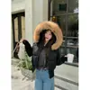 Chaquetaacolchada de algodón para mujer con capucha grande de pelo 2026 Invierno Nuevo Estilo Corta Cintura Ajustada Única Hermosa Cálida Chaqueta Acolchada Espesa