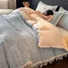 Manta de Cama de Felpa Tallada Antiestática Totalmente Mate de Invierno Juego de Cuatro Piezas Funda de Edredón Gruesa Cálida de Coral Fleece Sábana