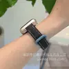 Correa de Doble Tachuela de Mezclilla Lavada Adecuada para Apple Watch 10 S11 Huawei Fit4 Gt6 Xiaomi 10 Pulsera de Cuero