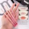 ¡Delineador de labios para una línea de labios definida! Este delineador de labios rosa-marrón es versátil y se puede usar para crear un efecto natural y tridimensional, incluyendo resaltar el rabillo interior del ojo y añadir volumen a los labios.