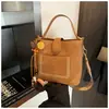 Bolsa de Mão Retrô Feminina 2024 Nova Outono e Inverno Nicho Ombro Único Transversal Saco Balde Grande Capacidade Tote de PU Bolsa Feminina