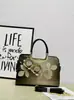 Bolsa Estéreo de Rosa Feita à Mão com Textura de Luxo Leve e Bolsa Mãe Versátil Nova Moda 2025 Elegante e Atmosférica Bolsa de Mão Feminina