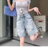 Shorts jeans feminino com cintura parcialmente elástica e detalhes rasgados, novo estilo de verão 2026, moderno, modelagem solta, emagrecedor, perna reta, perna larga