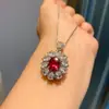 2023 Nuevo Estilo Europeo y Americano Vintage Imitación Corindón Rojo Denier Colgante Pendientes Anillo Set de Joyería Moda para Mujer