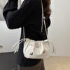 Bolso de Hombro Cruzado Tipo Cubo con Cadena de Gran Capacidad con Pliegues y Cordón Ajustable Sencillo y Elegante Tendencia Coreana Individual Verano 2024