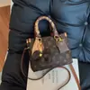 Bolso de Mano de Lujo Ligero de Gama Alta, Bolso de Hombro Cruzado de Moda, Bolso Versátil para el Trabajo para Mujer, Nuevo Modelo 2026 Bolso Cubo con Monograma