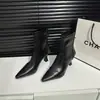 Zapatos de tacón alto de punta fina en color marrón para mujer, botines cortos vintage de retazos nuevos para otoño e invierno, botas elásticas ajustadas, botines de estilo francés