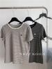 Camiseta de Manga Corta con Rayas Bordadas Pequeñas Reductora de Edad 95% Algodón para Mujer Estilo Casual Coreano Holgado Top Tendencia Verano 2025