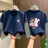 Nova Camiseta de Manga Longa 100% Algodão para Meninas Primavera/Outono 2026 Patchwork Listrado Moda Falsa Duas Peças para Crianças Médias e Grandes