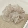 Elegante scrunchie estilo Maillard para mujer, con un aire sofisticado, en color café, adecuado para moños y colas de caballo bajas